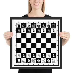 Une jeune femme blonde aux cheveux long qui souri, tiens entre ces mains positionné verticalement un grand tableau de jeu d'échecs.