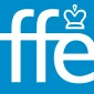 Logo carré sur fond bleu clair et texte blanc les lettres FFE avec le e surmonté d'un dessins du haut de la pièce d'un roi de jeu d'échec